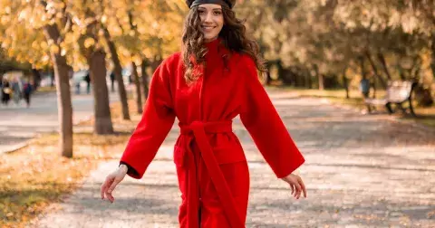 Nechcete být šedou myškou? Pořiďte si podzimní kabát v těchto okouzlujících barvách