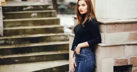 Indigo džíny jako basic kousek pro podzimní šatník. Ženám s plnějšími boky padnou boot cut, ale co vybrat pro mladistvý vzhled?