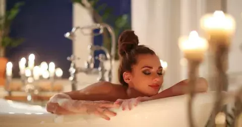 Nejlepší pěny, oleje a soli, které promění vaši koupelnu v oázu klidu, si nadělte pod stromeček