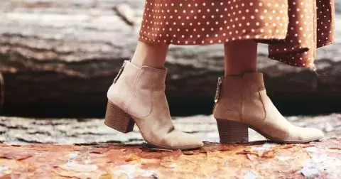5 osvědčených kombinací sukní a bot pro letošní podzim. Nosit se bude módní klasika i retro