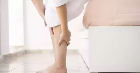 Hrozí vám trombóza? Tyto příznaky nesmíte ignorovat. Riziko se zvyšuje už po 2 hodinách sezení, varuje lékařka