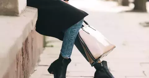 Biker boots budou letošní podzim hitem. Tyto kalhoty a šaty k nim ladí nejlépe
