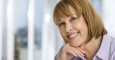 Trendy střihy pro podzim 2025: Tyto účesy sluší i ženám po 50. Návrat hlásí rovné ofiny