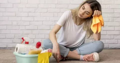 „Můj muž mi zakazuje pracovat, prý mám být doma a starat se o něj,“ je smutná Sára