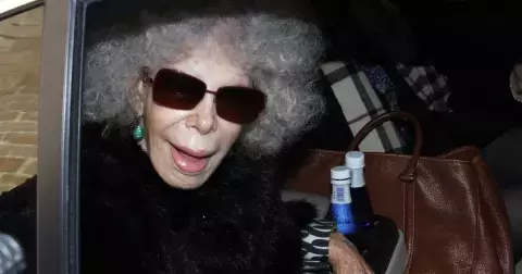 V mládí překrásná vévodkyně z Alby: Měla nejvíce titulů na světě, 22 hrabství a milovala mladší muže. Tvář si zničila plastikami