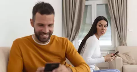 Lucie (44 let): Manžel si píše na internetu s ženskýma, prý to není nevěra!