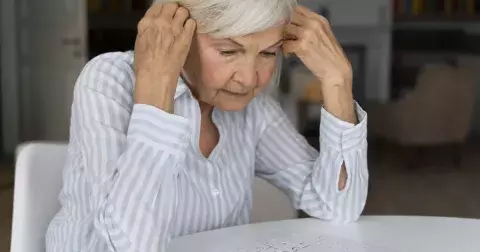 Evelína (68): Syn se ke mně po rozvodu nastěhoval i se svou přítelkyní. Nemám doma soukromí a nemohu nic říct.