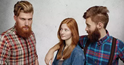 “Můj manžel má problém s mými bratry. Žárlí. Nevím, co dělat,” je bezradná Adriana