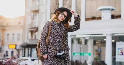 Podzim ve stylu Londýňanek. Milují dlouhé šaty, oblékají k nim tyto svetry a doplňky