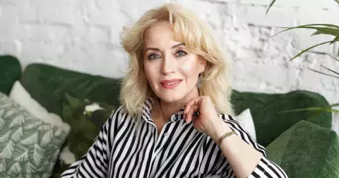 Vlasy po 40: Nejlepší střihy a barvy podle stylistů z Milána a Paříže. Objem, vrstvení i přirozenost bez ohledu na šediny