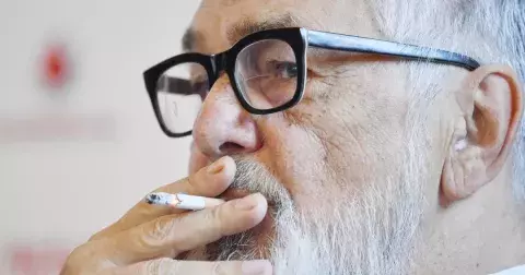 Odešel Pan herec. Jiří Bartoška byl synonymem pro charisma, noblesu a lidskost. Bohužel svých cigaret se nedokázal vzdát. Herecké nebe opět pláče