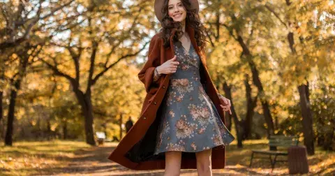Nejkrásnější podzimní šaty roku 2024: Nadčasová elegance s neotřelým stylem pro každý typ postavy