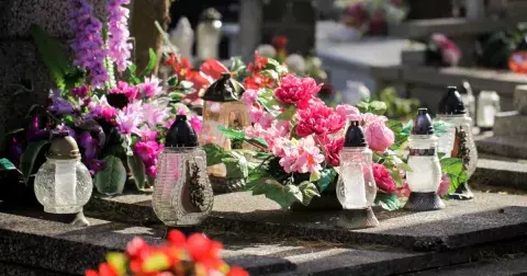 Krásná a důstojná dušičková výzdoba na hrob: Každá květina i soška má svůj význam
