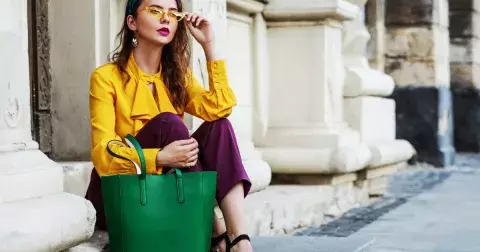 Podzimními barvami roku jsou hořčicová, švestková a mechově zelená: Jak je nosit, aby působily elegantně, a nikoli unaveně