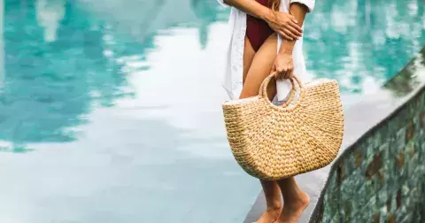 Na kabelky zapomeňte. Létu vládnou plážové tašky, kam schováte vše, co potřebujete. Nejkrásnější tašky jsme vybrali do galerie