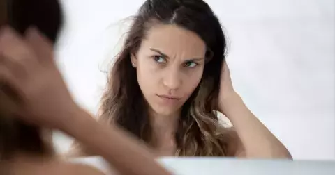 Podzim dokáže vlasy potrápit: Co dělat s krepatou a elektrizující hřívou podle kadeřníka