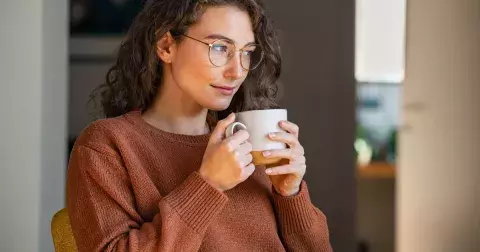 Jak si na podzim udržet energii bez kofeinu? Fungují i další přírodní triky, tvrdí odbornice