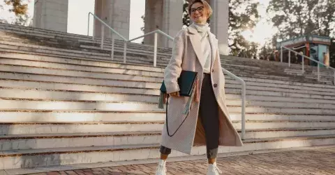 Kabáty, které ubírají kila na počkání: Nejvíce fungují tyto 3 rafinované střihy