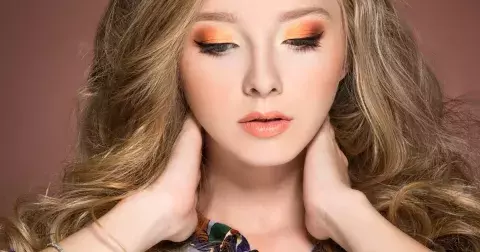 Zkuste líčit oči ve stylu Sunset Eyes, jenž připomíná letní západy slunce: Oranžové a zlaté tóny navíc sluší i zralé pleti