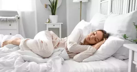 Může spaní na boku deformovat vaši tvář? Zejména po 40 se zamyslete nad postelovými zvyky, ať si nepřiděláte vrásky