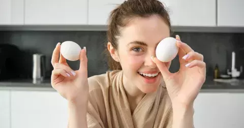 Vejce ke snídani jsou skvělá volba při hubnutí, pro sportovce i vystresované. Jak si je dopřát zdravě?