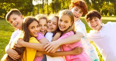 Jména, která přináší obdiv a oblibu: Zajistěte dětem kamarády a úspěch v kolektivu správnou volbou jména. Sebastian a Sofie taková jsou