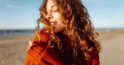 Krásné vlasy v každém věku: Jak dát roztřepené konečky zpět do kondice i po 50