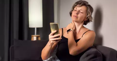 4 účinné cviky proti vdovskému hrbu, které vám narovnají páteř. Jak je cvičit, radí pohybová specialistka