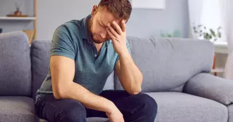 Marek (47 let): Moje matka chlastala celé mé dětství, teď prosí o kontakt a odpuštění!