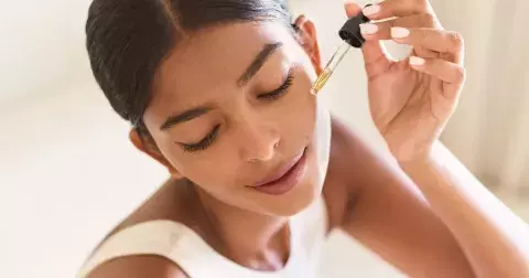 Nejlepší pleťová séra podle redakce, která dostanou vyprahlou pokožku po létě zpět do formy. Vybrali jsme je do galerie