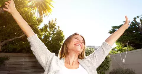 3 znamení, která si umí život užít s úsměvem. Střelci se neberou příliš vážně, Váhy se umí radovat i z maličkostí