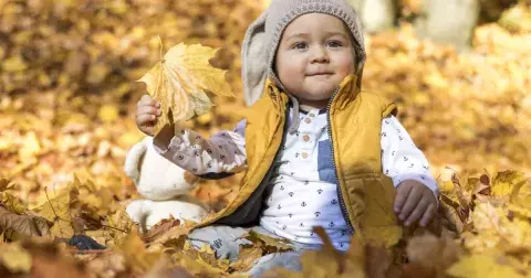 Čekáte podzimní miminko? Tipy na jména, která se k podzimním zrozencům nejvíc hodí. Patří k nim Štěpán i Marek