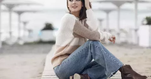 Sbohem, slimky! 5 tipů, jak stylově nosit džíny se širokými nohavicemi, ocení ženy každého věku