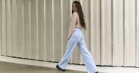 Uvolněte se. Volné džíny jako trend zimních měsíců 25/26. Nosit se budou ve všech barvách