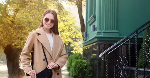 Tašky z tohoto materiálu Italky milují. Letos se nosí ve všech barvách