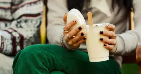 Tento starý materiál uvidíte letos snad ve všech barvách. Vyberte si v galerii