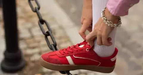 Na podzim se nudit nebudeme: Bílé tenisky jsou passé, ulice ovládnou veselé barvy