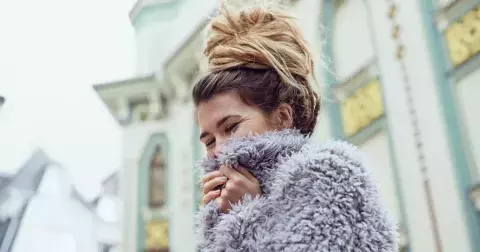 Kožešina bude trendy i letos: Elegance a šarm v kabátcích z umělé kožešiny