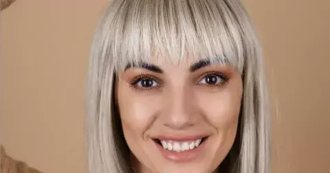 10 účesů roku 2025 pro ženy nad 50 let, které omladí a dodají šmrnc