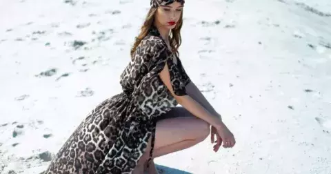 Leopardí a semišové sukně: Nuda jde stranou. Dominantní textura a vzor budou vládnout podzimu 2025 s elegancí i divokostí