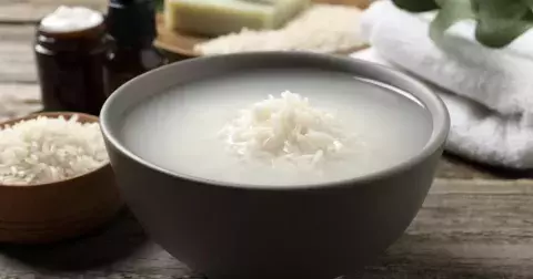 Rýžová voda na vlasy jako hit sociálních sítí: Trik pro krásné a lesklé vlasy doporučuje i známá dermatoložka