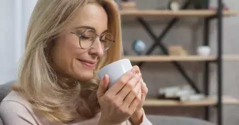 Vyzkoušejte léčivé čaje skvělé pro ženy po 50: Máta je na trávení, heřmánek na bolest
