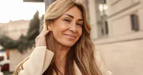 Delší vlasy i po 50? Klidně, vsaďte ale na moderní střih. Inspirujte se u Francouzek