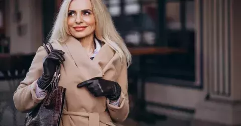 Čas naladit zimní šatník: 5 trendy novinek, které zaručeně sluší ženám nad 50 let