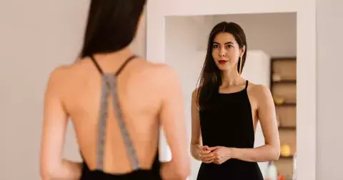 Milujete flitry? Pak kdy jindy než na Silvestra. Pokud ale dáváte přednost klasice, zkuste odhalená záda nebo asymetrické modely