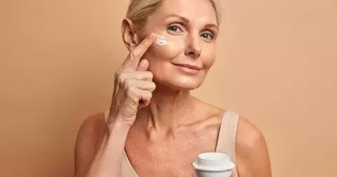 Objevte sílu kyseliny hyaluronové. Nejúčinnější produkty proti stárnutí pro ženy 40+ koupíte už od 15 Kč