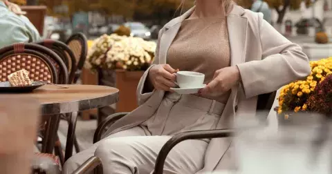 Podzimní šatník ve stylu Francouzek pro ženy 50+: Bohatě stačí těchto 5 kousků