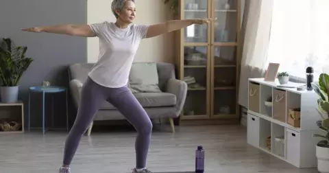 Zapomeňte na vyrýsovanou postavu. Základem je silný a funkční střed těla. K němu pomohou tyto cviky