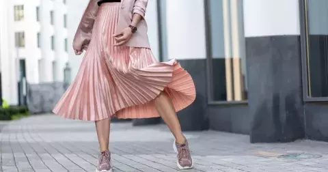Nejkrásnější typ sukně, který lichotí všem typům postavy: Skryje nedokonalosti a dá se skvěle kombinovat