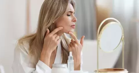 Pupínky po čtyřicítce: Dermatoložka radí, jak se jich zbavit z pohodlí domova